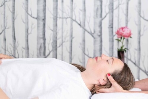 Hilke Laue behandelt Patientin mit CranioSacraler Therapie.
