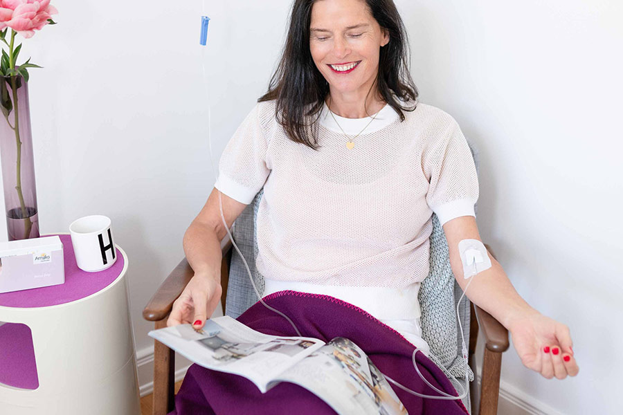 Hilke Laue bei einer Drip Spa Vitamin Infusion in ihrer Praxis in Hamburg