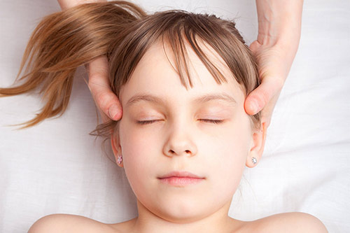 Mädchen bei der Kinderosteopathie