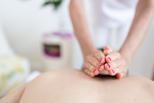 Hilke Laue behandelt einen Patienten mit Manueller Therapie