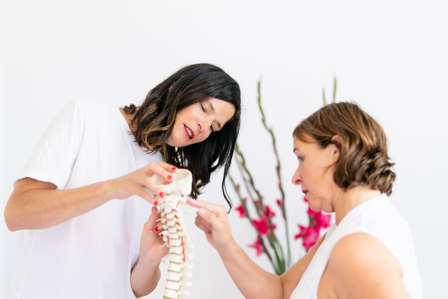 Hilke Laue erklärt einer Patientin Osteopathie