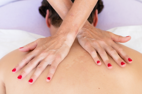 Hilke Laue behandelt einen Patienten osteopathisch.