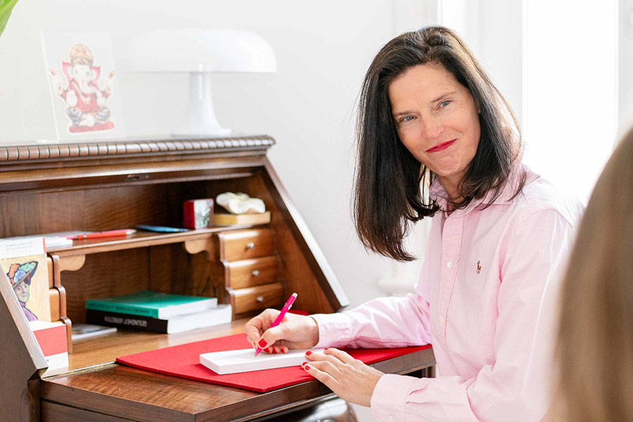 Hilke Laue berät in ihrer Osteopathie-Praxis in Hamburg eine Patientin zu Preisen und Leistungen