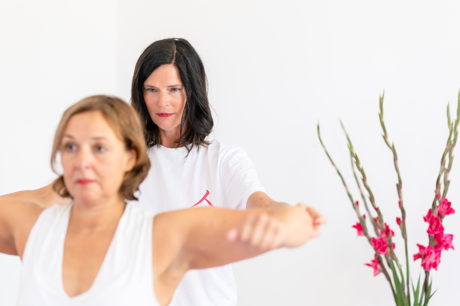 Hilke Laue übt mit einem Patienten in der Physiotherapie Behandlung