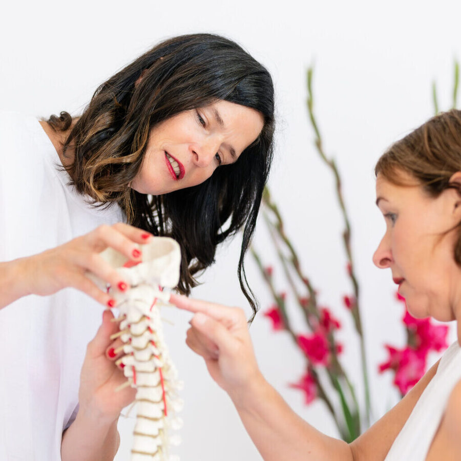 Hilke Laue in Hamburg Alsterdorf in ihrer Osteopathie Praxis